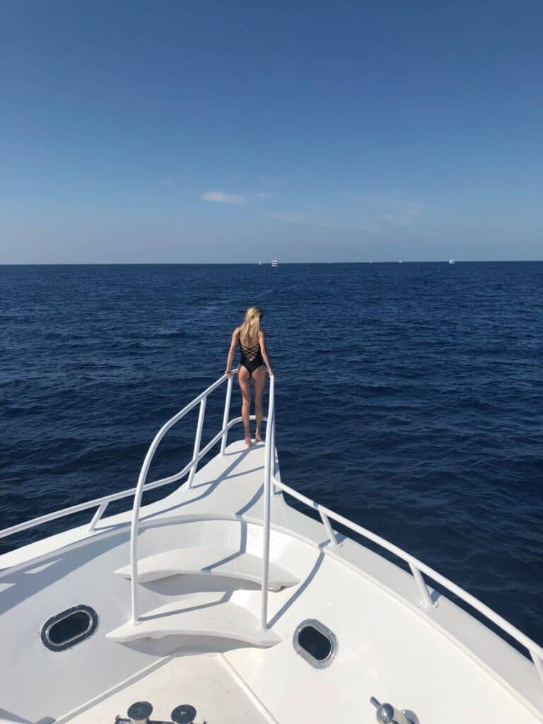 Escortdame vor dem Sprung vom Schiff ins Meer