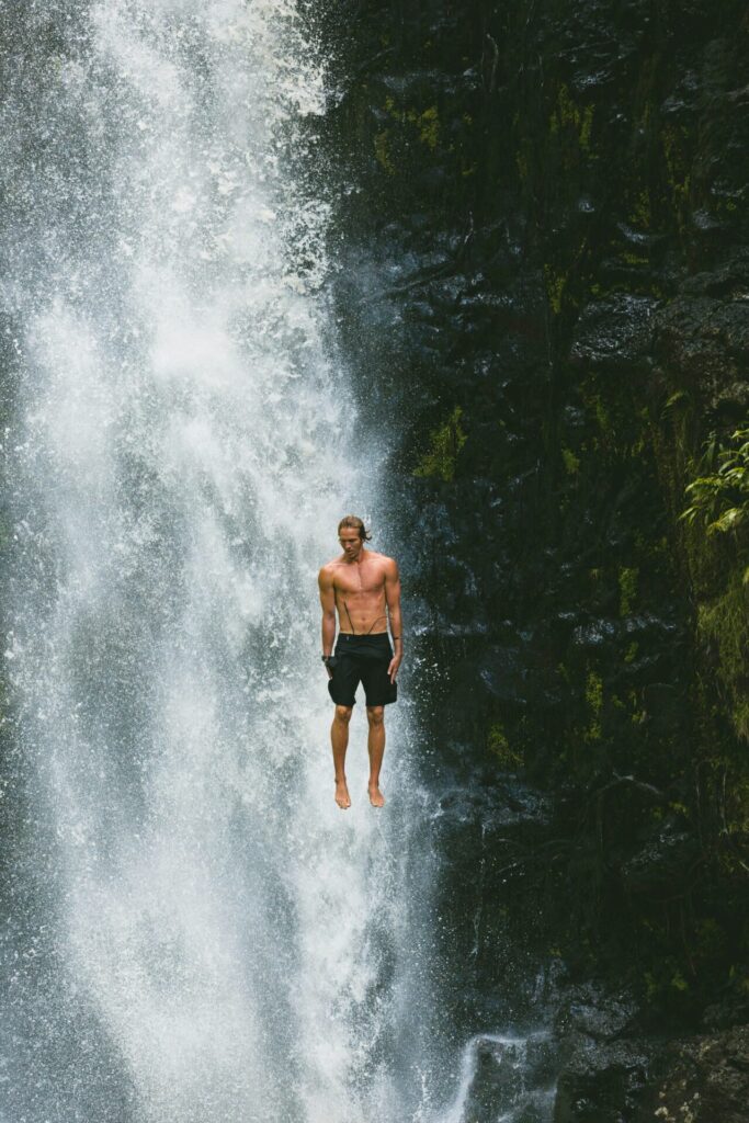 Abenteuer mit Escort Gentleman springend einen Wasserfall hinunter