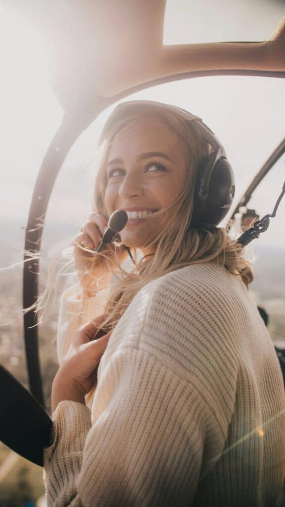 Luxus als gut gelaunte Independent Escort bei einem Helikopterflug.