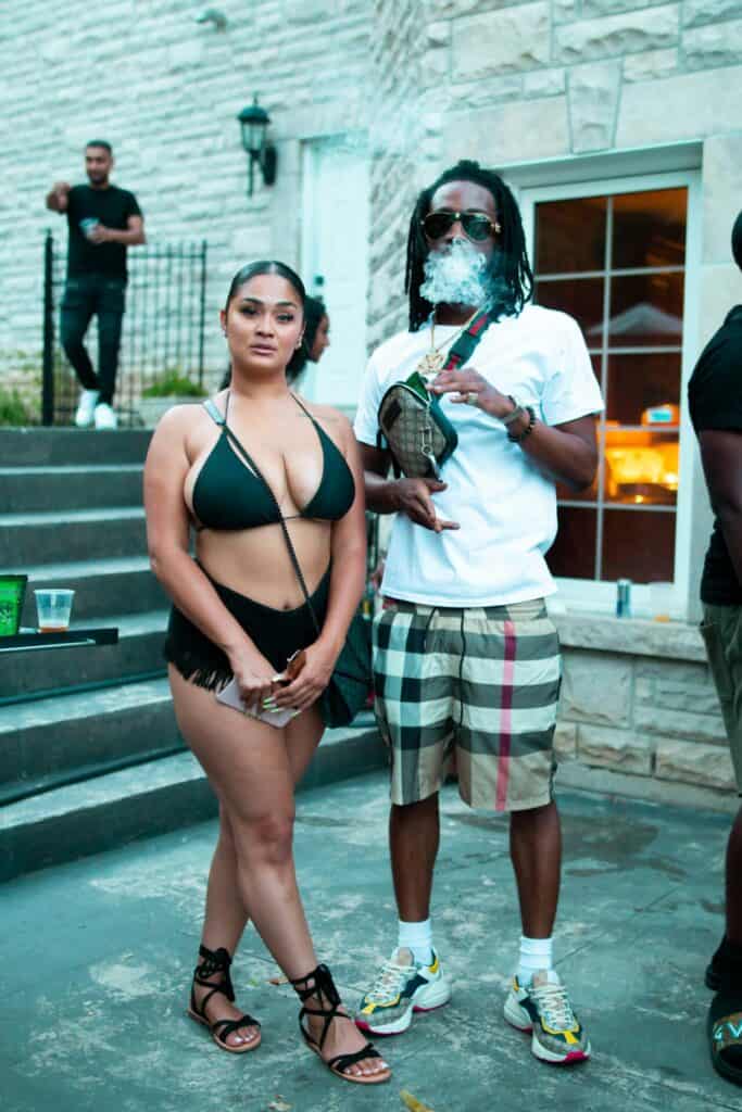 Beispiel für ungeeignetes Foto für eine Sedcard als Independent Escort mit eine unvorteilhaft eigekleideten Frau.