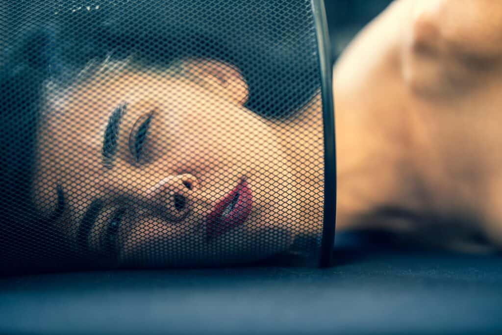 Frau malträtiert mit Abfalleimer über dem Kopf