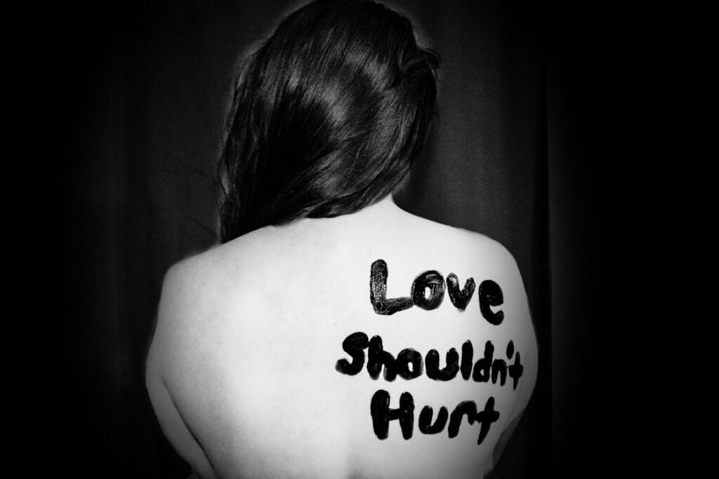 Love shouldn't hurt als Botschaft auf den