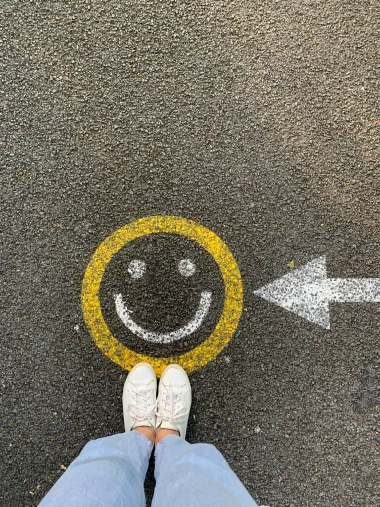 Smiley auf Asphalt gemalt
